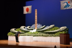 沖縄戦で犠牲となった人たちを悼み、恒久平和を誓った市全戦没者追悼式及び平和祈念式＝２３日、マティダ市民劇場