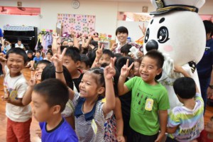 「うみまる」の登場で歓声を上げる子供たち＝６日、久松幼稚園