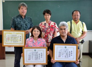 県食品衛生協会から表彰された前里昌吾さん（前列右）と横山幸子さん（同左）＝６日、宮古保健所