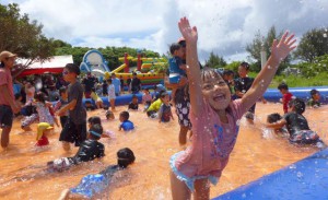 大型プールで歓声を上げる子供たち＝２日、城辺・皆福地下ダム公園