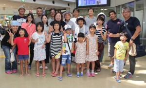帰路に就く福島からの家族と見送りに来た宮古島の受け入れメンバーら＝３１日、宮古空港