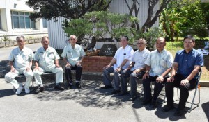 下地会長（右から４人目）と安村社長（左から３人目）らは記念植樹後、記念撮影した＝１７日、宮古製糖城辺工場