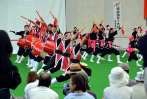 ２００人が参加してエイサーを踊った＝６日、ＪＴＡドーム宮古島