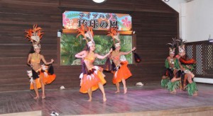 ステージでポリネシアンダンスを披露する「プアヒナノ」のメンバー＝１８日夜、琉球の風アイランドマーケット内の琉球の風ステージ