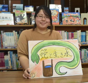 下地美穂さんが１９日に手作り紙芝居「蛇と生き水」を披露する＝１２日、市平良図書館北分館