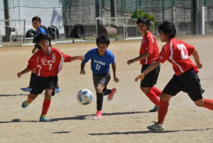 県内女子サッカー４チームによる交流戦が始まった＝１９日、宮古高校グラウンド