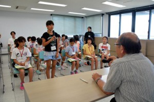 長濱副市長に質問を浴びせた白川町の児童たち＝３日、市役所平良庁舎