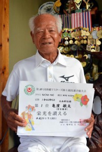 沖縄マスターズ陸上で１０年連続３種目制覇の偉業を達成した亀濱敏夫さん＝１日、平良西里の自宅で