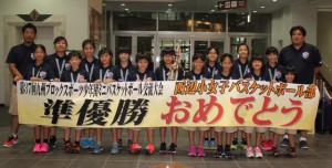 九州大会で準優勝を果たした西辺小女子ミニバスケットボール部＝２８日、宮古空港