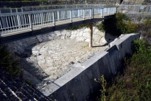 貯水率が低下して水が干上がった状態の地下ダム水位観測施設＝２９日、城辺福里