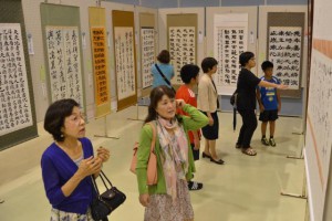 第３６回全宮古書道展が開幕し、初日から多くの市民が来場して展示された９５０点の作品を鑑賞した＝１９日、市中央公民館