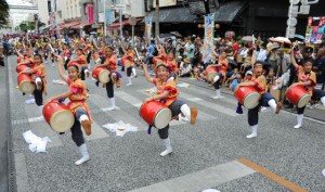 １万人のエイサー踊り隊に参加する「ちびっこらんど＆ニライカナイミャークエイサー太鼓」の皆さん＝６日、那覇市の国際通り