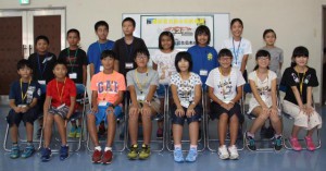 交流事業で来島した新潟県上越市板倉区の児童たち。後列は受け入れ先の城辺地区の子供たち＝１７日、城辺公民館