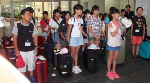 宮古島の夏を楽しみに訪れた白川町の児童たち＝１日、宮古空港