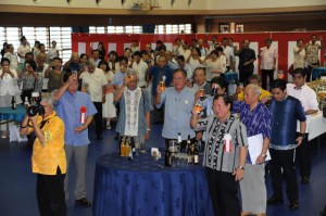 祝賀会で乾杯をする参加者ら＝１２日、宜野湾市の沖縄国際大学