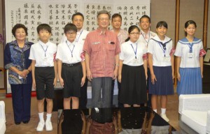 翁長知事（前列中央）に取材旅行の成果を報告した荷川取さん（右から３人目）ら＝１７日、県庁