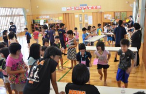 ３５０人の子供たちが夏休みの楽しい思い出をつくった夏祭り＝１０日、ひらら児童館