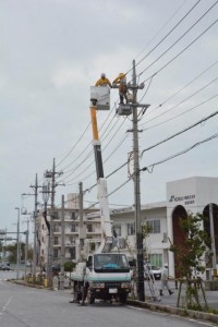 停電の復旧作業に当たる作業員＝１４日、宮古島市内