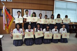 珠算部の団体総合競技の部で初優勝するなど、各種目で活躍した生徒たち＝１２日、宮古総合実業高校