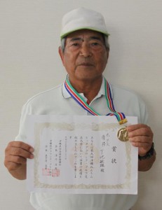 沖縄ねんりんピックのグラウンドゴルフ大会個人の部で優勝した下地敏雄さん＝２５日、本社