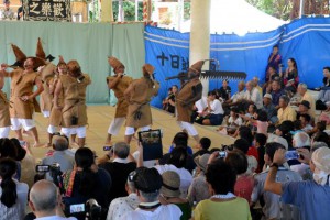 祭り２日目は塩川の「正日」。朝から多くの観客が詰め掛けて伝統の八月踊りを堪能した＝２８日、多良間村塩川のピトゥマタ御願
