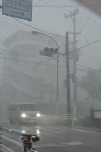 停電の影響で停止した市内の信号機＝１３日、宮古島市内