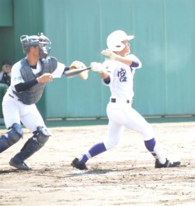 宇座幸太郎の三塁打で１点を先制した＝９日、コザしんきんスタジアム