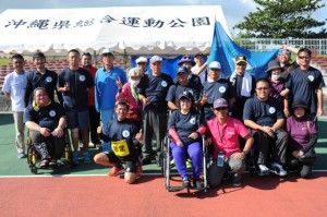 第５３回県身体障害者スポーツ大会に参加した宮古地区の皆さん＝７日、県総合運動公園陸上競技場（沖縄市）