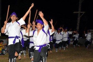 勇ましい掛け声とともに伝統の棒踊りを披露する男性＝４日、上野野原