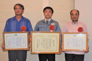 県産業安全衛生大会で表彰された（左から）安慶田さん、長濱さん、下地さん＝１６日、那覇市内ホテル