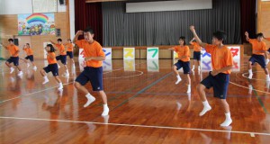 グランプリを獲得した狩俣中の「Ｋ・Ｍ　Ｒｅｖｏｌｕｔｉｏｎ」のダンス＝７日、北中学校体育館