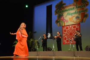 ハワイアンバンドの生演奏に合わせて踊る出演者。観客を魅了した＝６日、マティダ市民劇場