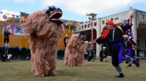 豪快な獅子舞を披露する保存会の皆さん。豊年祭を盛り上げた＝４日、上区公民館