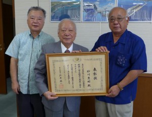 国土交通大臣賞表彰を受けた砂川さん（中央）が下地市長（右）に喜びの報告を行った＝１０日、市役所平良庁舎