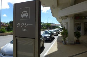 島の玄関口で多くの観光客と接するタクシー乗務員の印象は今後の宮古観光にとっても大切な要素となっている＝２９日、宮古空港