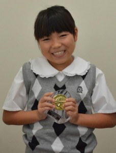 おはなし子供創作コンクールで銀のエンジェル賞を受賞した宮国愛さん＝２３日、宮古島市内
