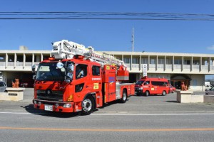 火災予防広報パレードで出発する消防車両＝９日、市消防本部