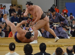 横綱白鵬の豪快な相撲に会場からは大きな歓声と拍手が送られた＝１４日、ＪＴＡドーム宮古島