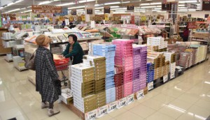人気商品の米は好調に売れていた＝２６日、市内の大型スーパー