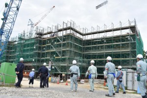 工事関係者らが案内した建設現場で合同パトロールを行った＝６日、上野地区