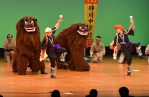 勇壮な上区の獅子舞を披露する砂川中の生徒＝９日、沖縄市