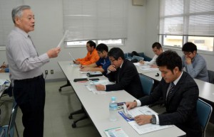 インストラクターの役割について講話する山村さん（左）。市民７人が受講した＝８日、宮古島警察署