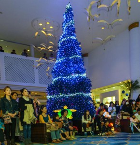 点灯と同時に約１万５０００個のＬＥＤが灯り、クリスマス気分を演出した＝２日、ホテルブリーズベイマリーナ
