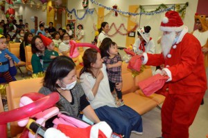 サンタさんからプレゼントをもらう子どもたち。クリスマス会を満喫した＝７日、宮古病院