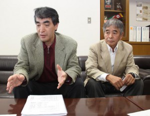２２３７人分の署名を提出後、記者会見する岸本さん（左）と近角さん＝２６日、市役所平良庁舎