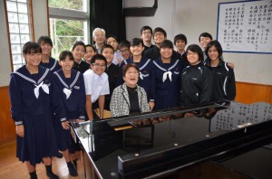 大穂さんが寄贈したピアノで生徒たちが合唱を披露し、笑顔の交流を楽しんだ＝５日、西辺中学校