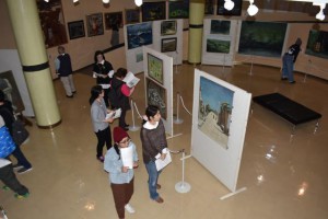 参加者らは「二季会」でも活躍した画家らの作品などを鑑賞した＝２１日、市総合博物館