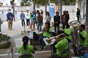 金管五重奏を披露する琉球交響楽団のメンバー＝１２日、市公設市場