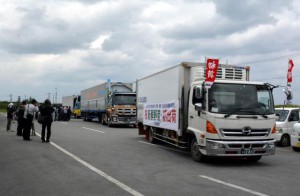 初荷１７㌧を載せたトラックが集出荷場を出発した＝１０日、ＪＡおきなわ宮古地区農産物集出荷場
