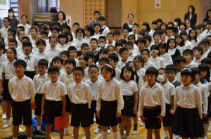 学年のまとめとなる３学期をスタートさせた始業式＝９日、久松小学校